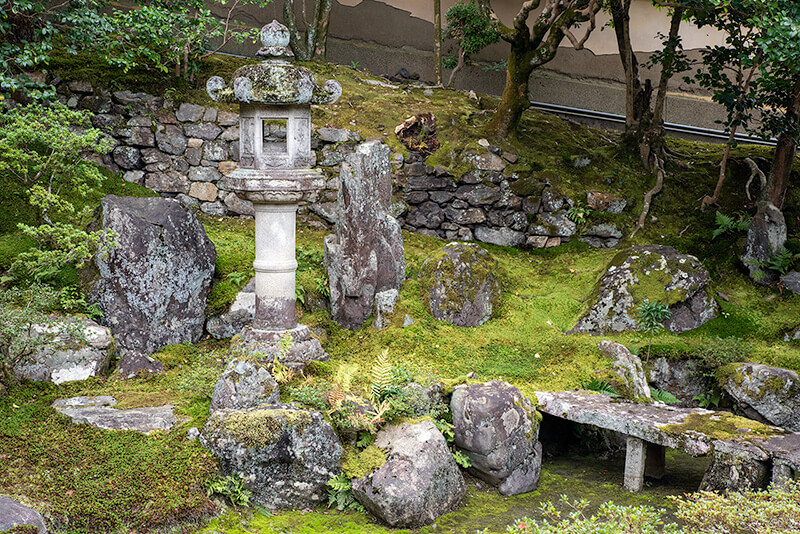 出島の護岸石組は丸みのある柔らかな巨石