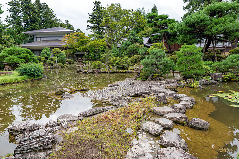 明治時代に作庭された池泉庭園は住職によって作庭