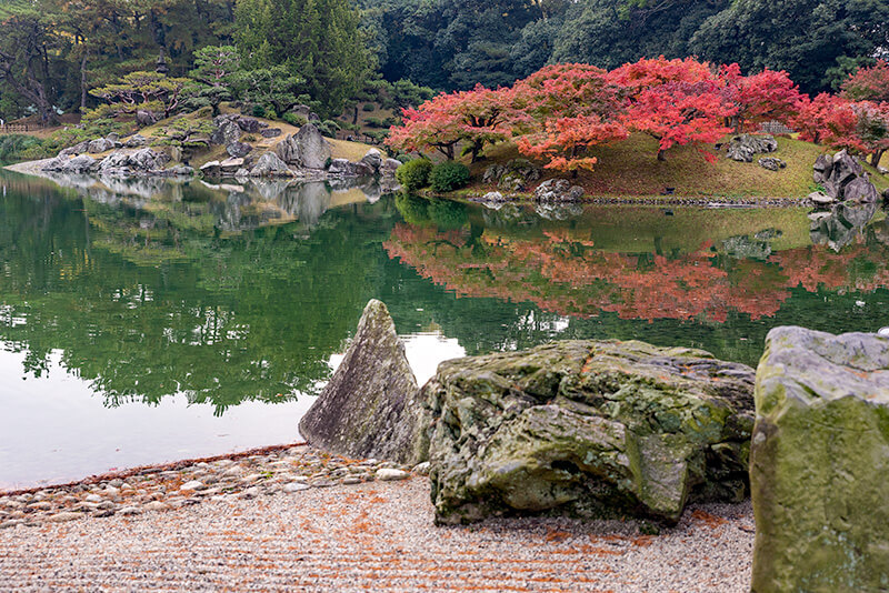 掬月亭から枯山水越しに中島を眺める