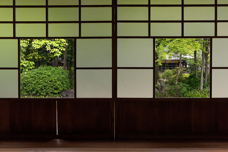 中庭の額縁庭園