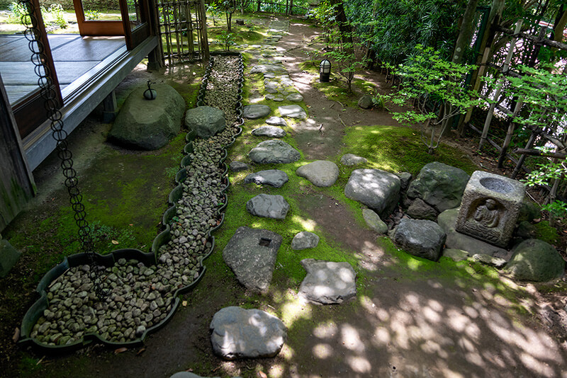 瓦を土留めにした砂利道は縁広間に沿って造られている