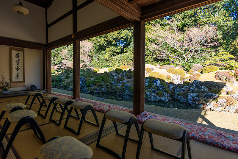 腰掛けに座って庭園鑑賞