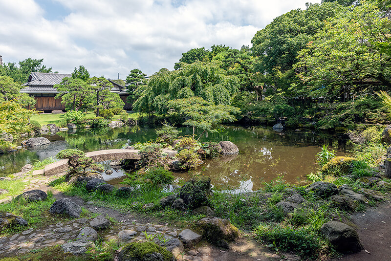 富士の湧き水による心字池