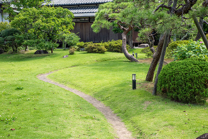 庭園北部は芝庭