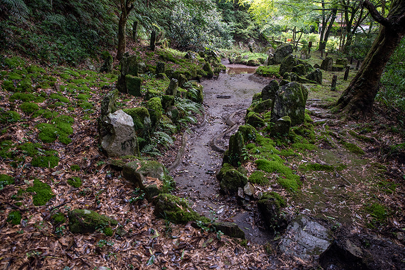 池泉の水が河川に排水される構造
