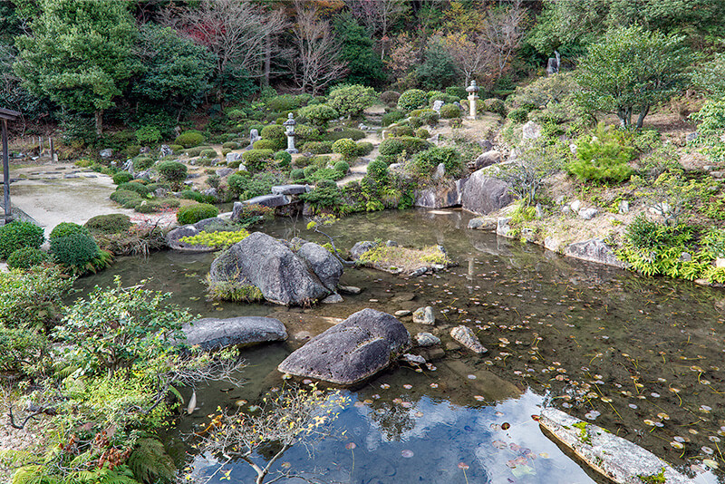 四修廊下から庭園を見下ろす