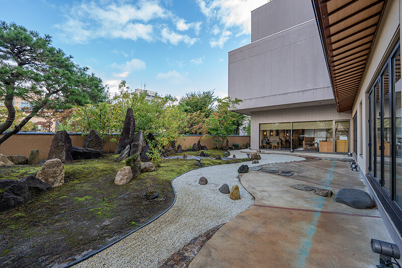 宿泊者以外は庭園の存在に気づかない