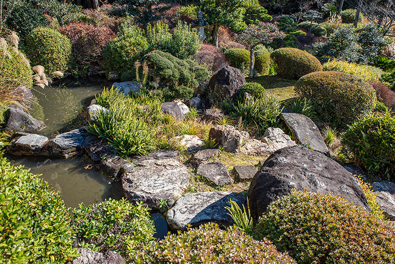上下二段の池泉庭園
