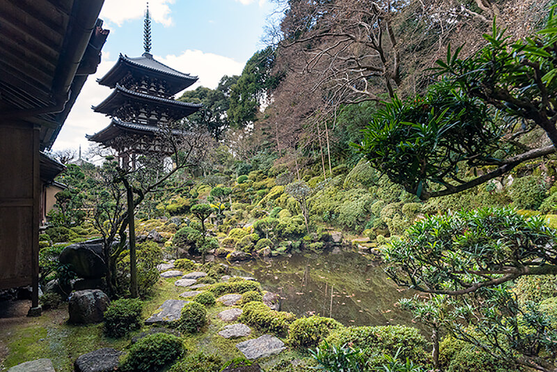 国宝の西塔を借景にした西南院庭園
