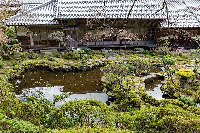 築山から出島が伸びている