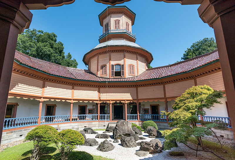 洋風建築の回廊に囲まれた中庭