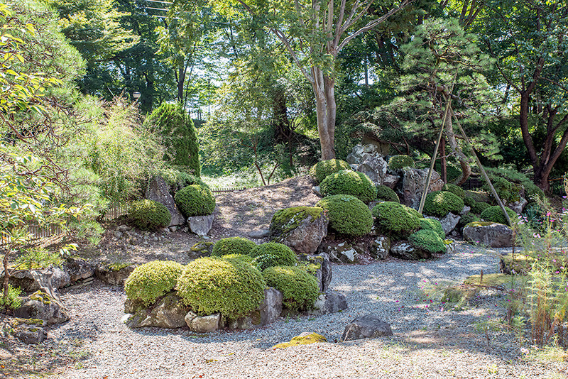 外庭にも枯山水