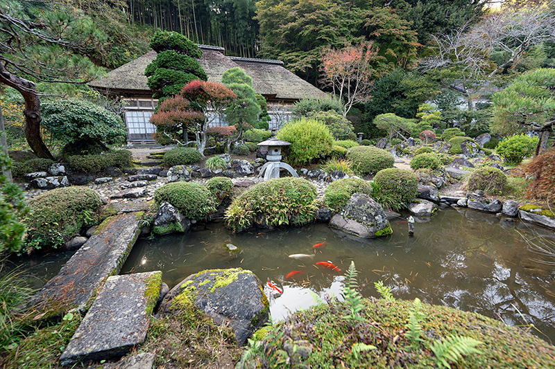 上下二段の池泉庭園