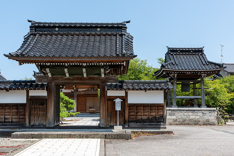 西徳寺山門