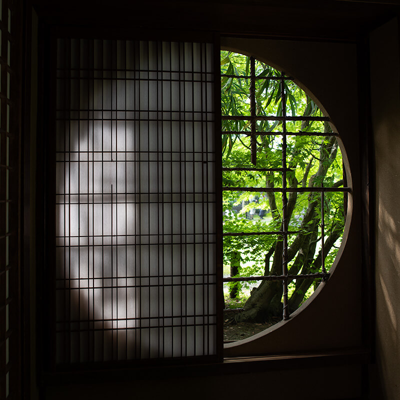三餘室の丸窓