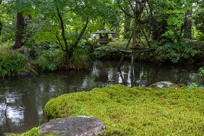 苔の出島と置き灯籠