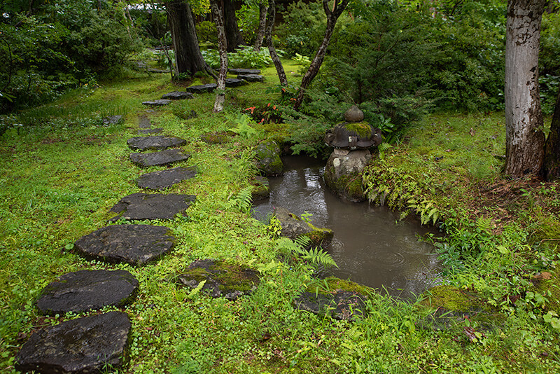 庭園は南北に延び回遊でき