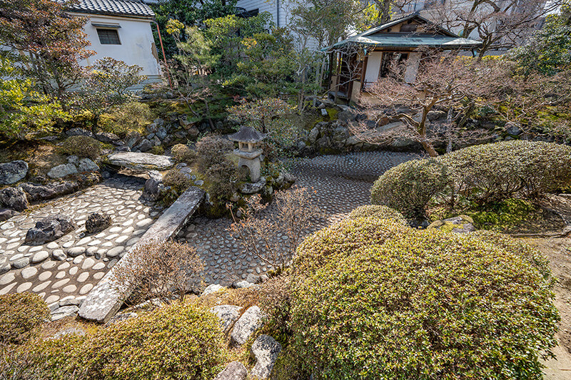 石橋を境にして池泉に敷かれた石の大きさが異なる