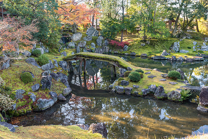 景の中心となる三段の滝
