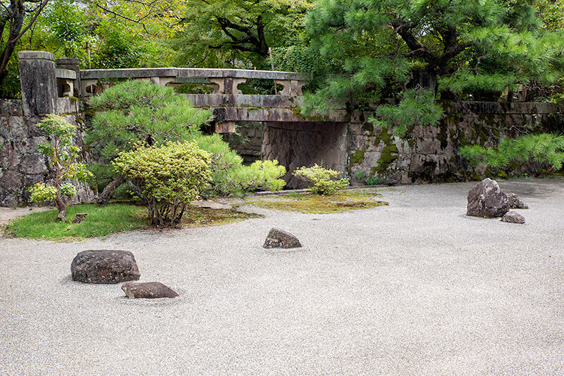6石の枯山水