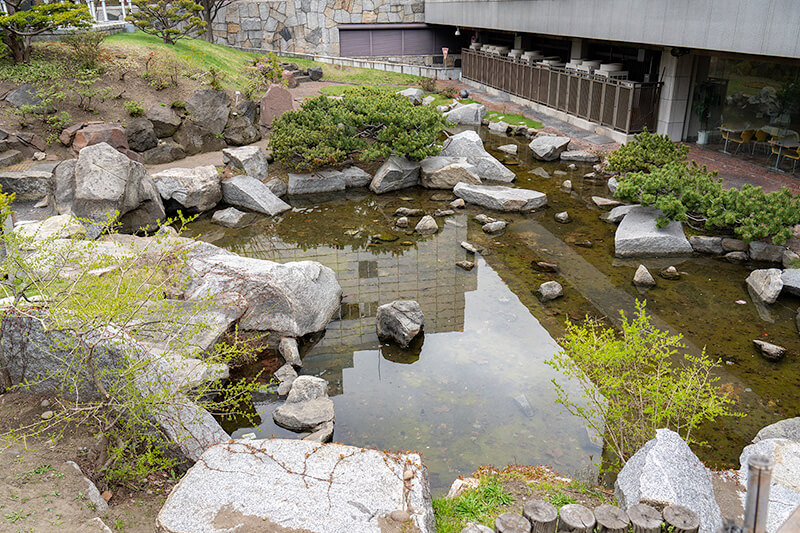 街中にひっそりと佇む庭園