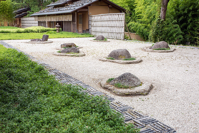 石は白砂の築山で一段高くなっている