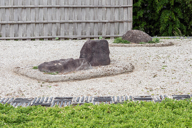 立石と伏石の組み合わせた石組