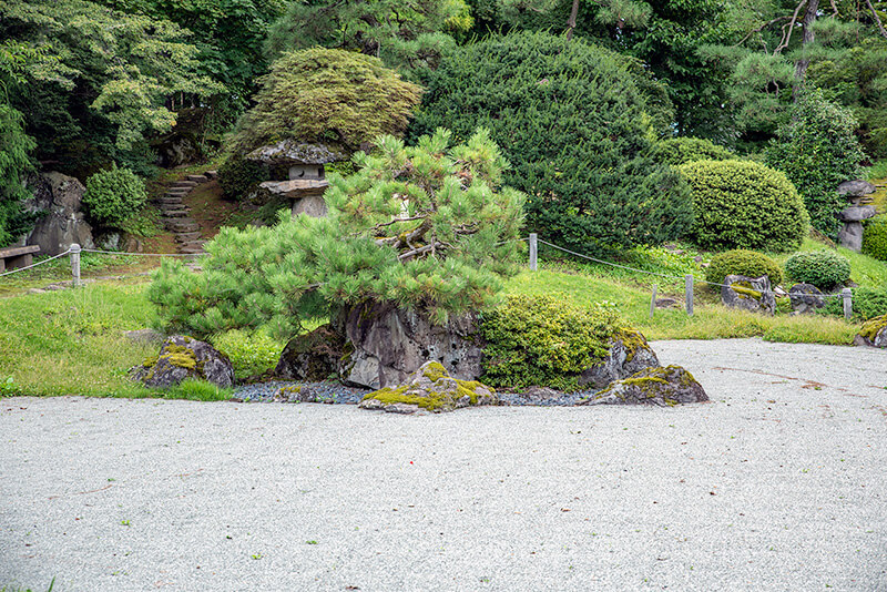 七福神に見立てた七石で囲んだ「客人島」