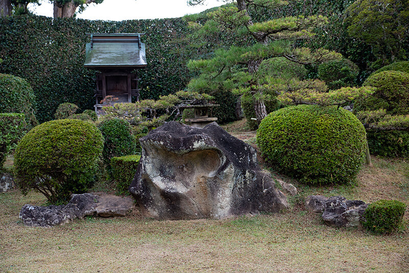 護岸石組を兼用した蓬莱石