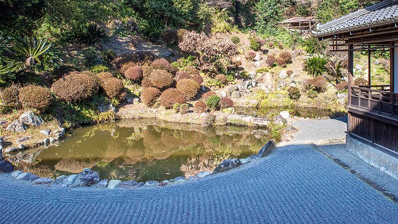 別角度から池泉庭園を眺める