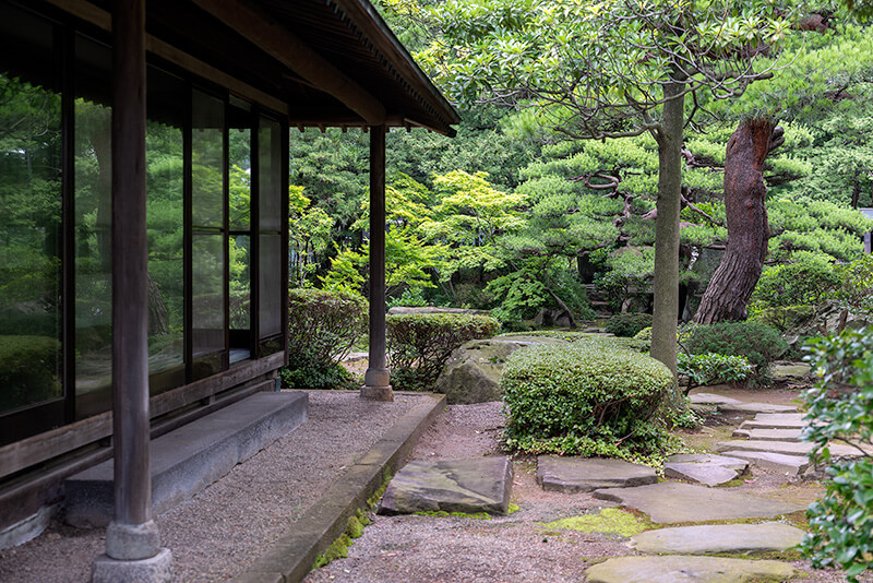 別荘と庭園を望む。