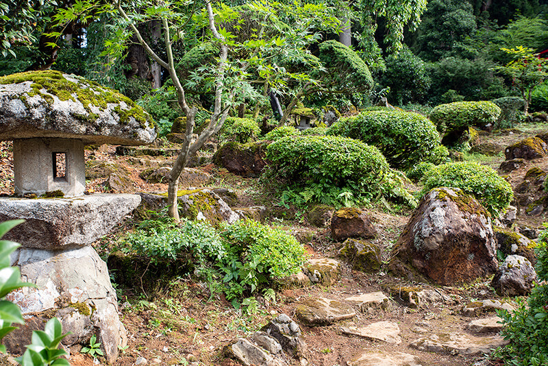 井岡寺の石灯籠
