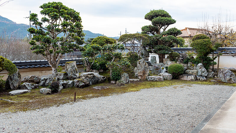 高谷山を借景にした枯山水