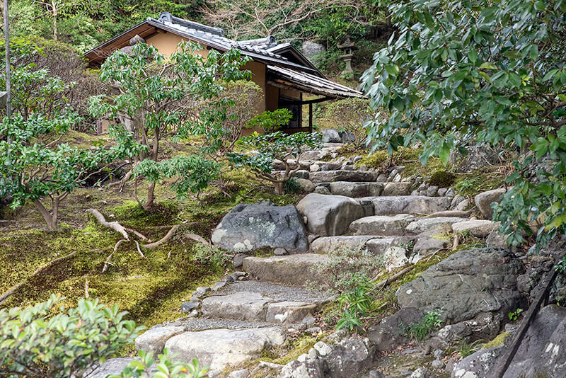茶室｢長嘯庵（ちょうしあん）」へ続く石段