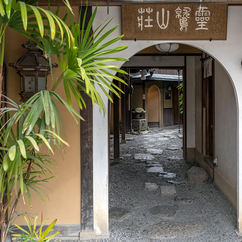 イノダコーヒーへ向かう通路