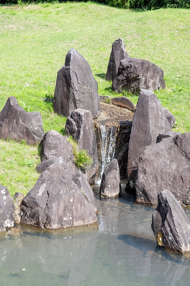 松嶽庭の「東の滝」