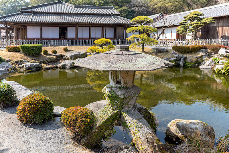 池泉庭園から御殿を望む