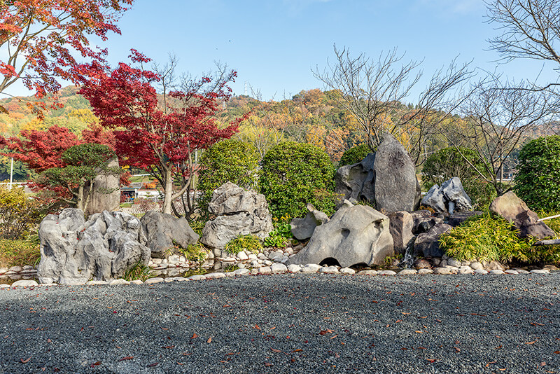 奇岩による石組