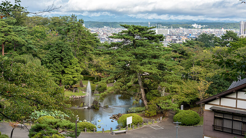 胡月池（こげついけ）のある池泉庭園を見下ろす