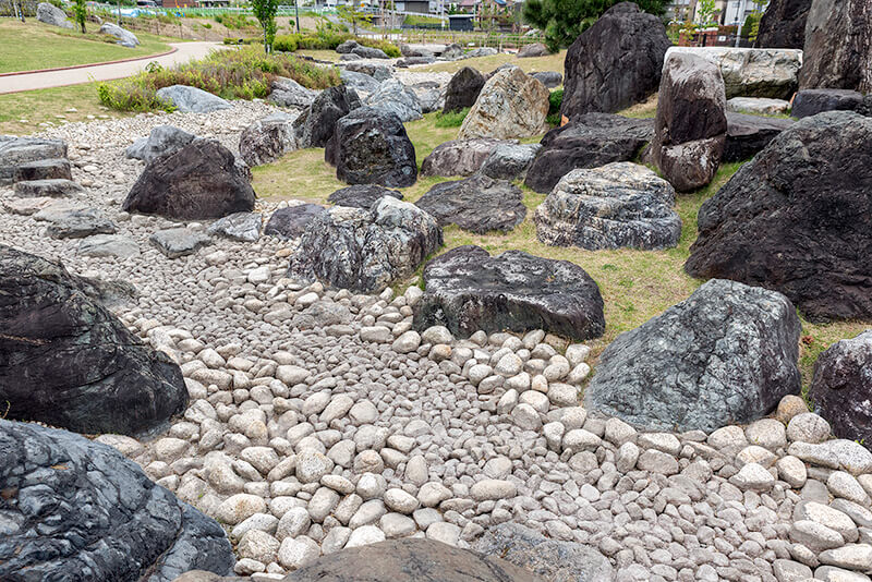 渓谷に流れる河川を表現
