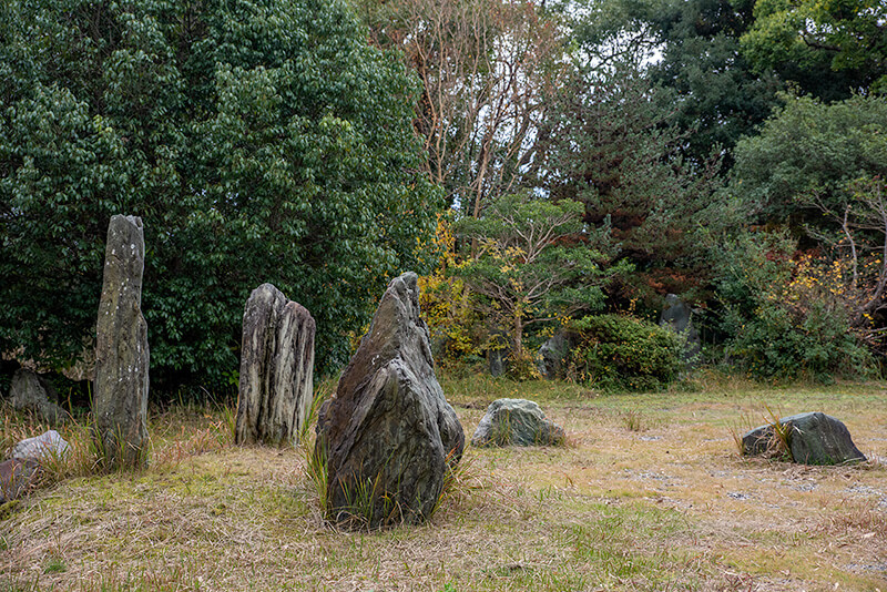 螺旋状の石組