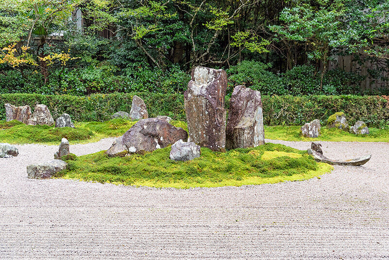 中央の立石が観音様の立ち姿