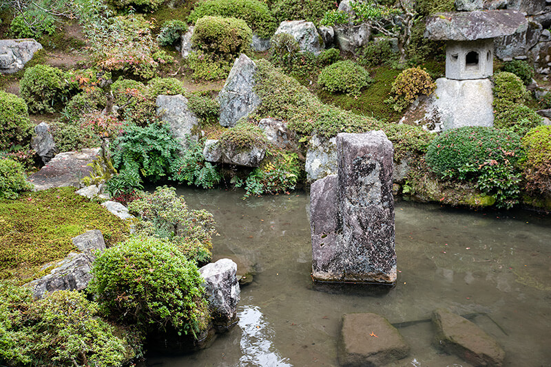 池中立石