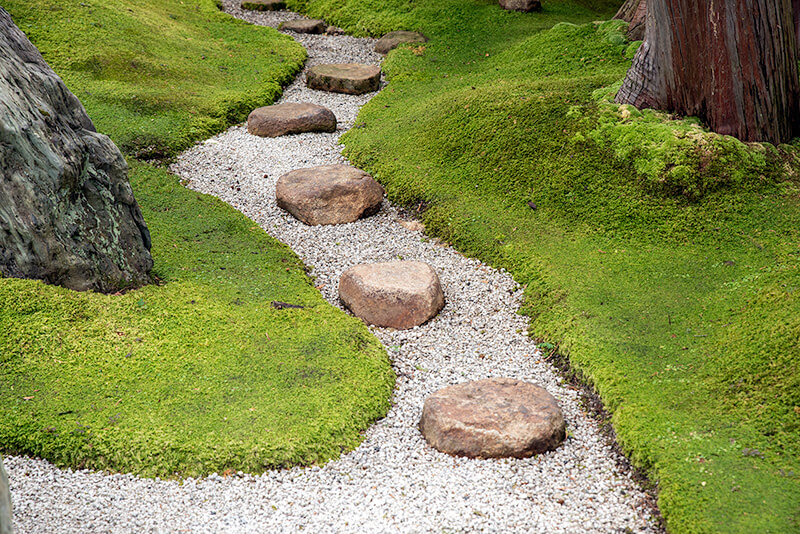 山間を流れる河川を表現