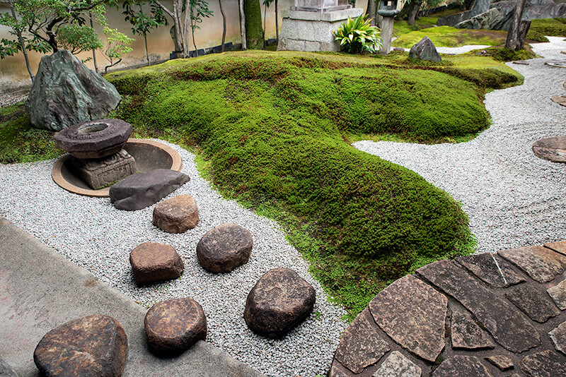 茶室「好刻庵」前にある蹲踞