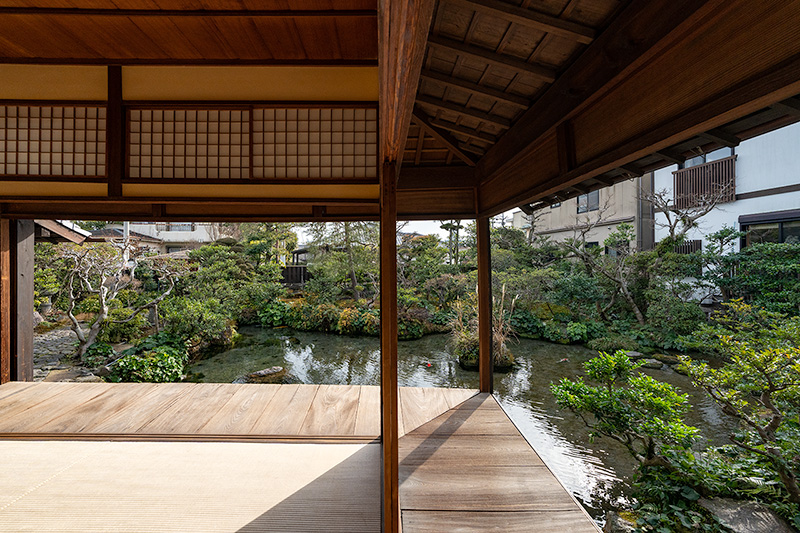書院と池泉の一体化した光景