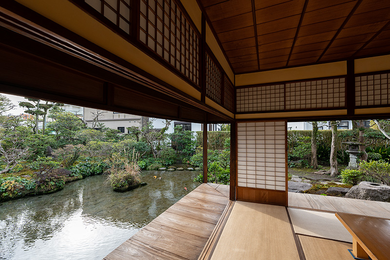縁側と池泉が一体化したような光景