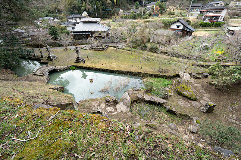 清水茶屋のあった場所付近から前庭を見下ろす