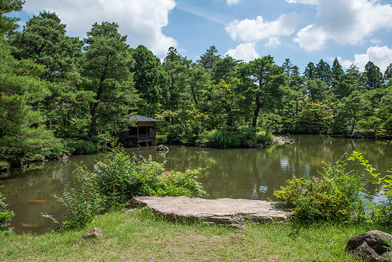 清水園の礼拝石