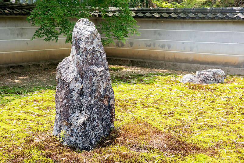 隣にあった伏石と離れている